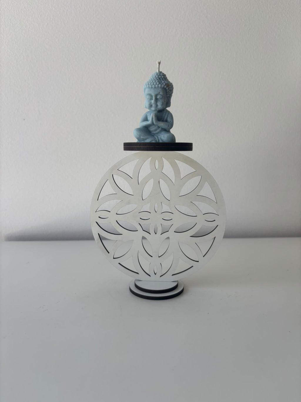 Suporte Elevado em MDF com Vela Perfumada "Buda"